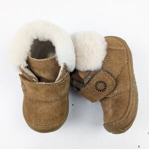 UGG Tan Baby Walker Shoes with Cream Fur
